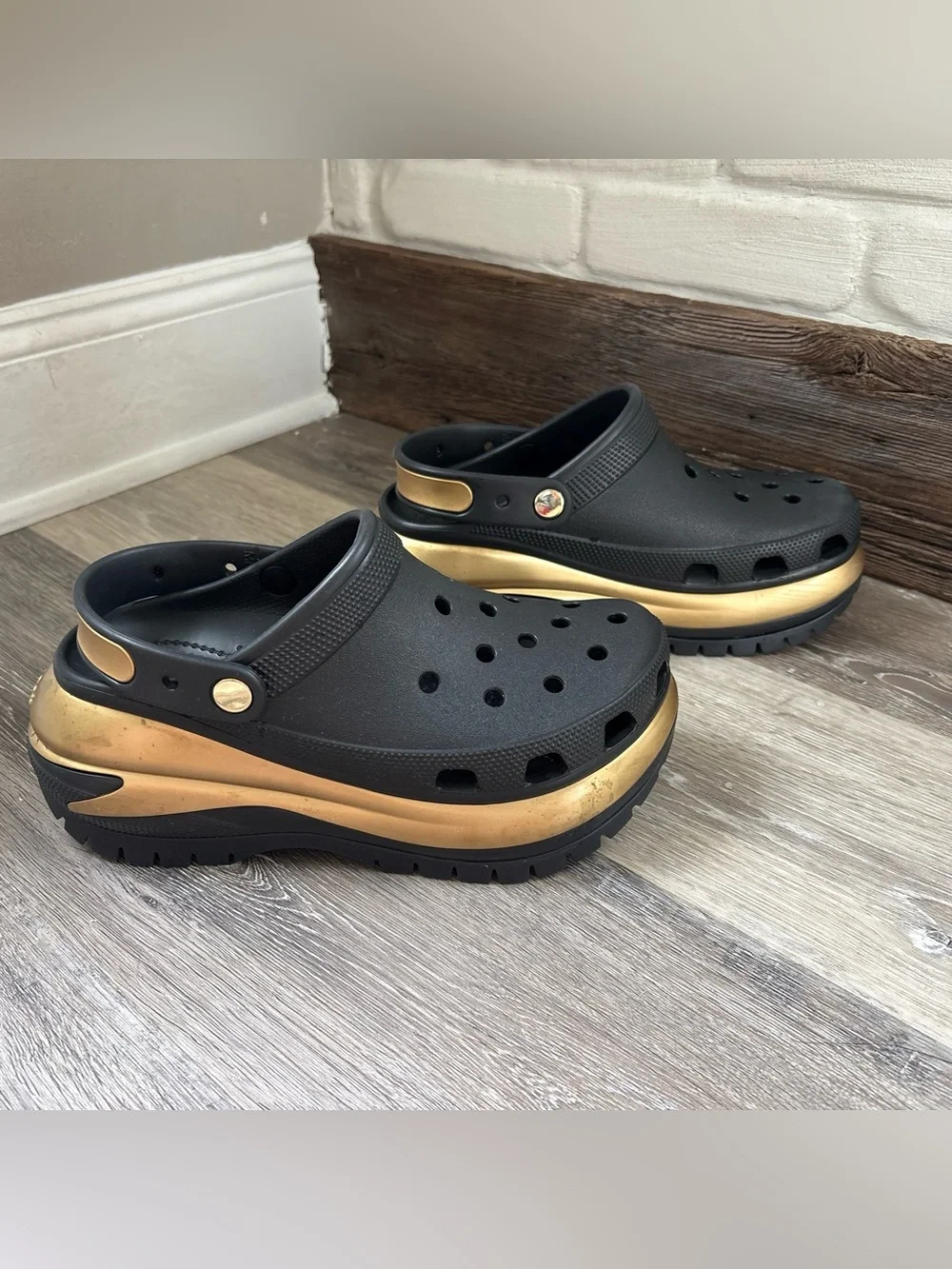 Crocs Mega Crush Metallic Clogs Black & Gold Platform Slip-On Shoes Sz M 8/W 10